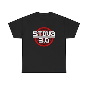 Puede incluir: Camiseta negra con el texto "STING 3.0" en blanco, dentro de un diseño circular rojo. La camiseta es de cuello redondo, adecuada para uso diario.