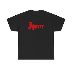 Könnte beinhalten: Schwarzes T-Shirt mit dem roten Wort "Igorrr" in gotischer Schrift auf der Brust. Das Shirt besteht aus weichem Material und hat einen Rundhalsausschnitt.