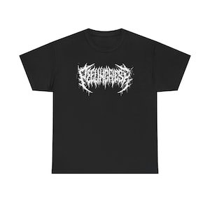 Puede incluir: Camiseta negra con un diseño de texto blanco estilizado. El texto, en una fuente gótica, dice "FEELINGPEST". La camiseta está hecha de un material suave y tiene cuello redondo.