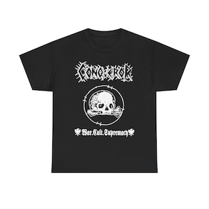 Puede incluir: Camiseta negra con un diseño gráfico blanco. El diseño presenta la palabra "CONQUEROR" encima de un círculo con una calavera y huesos cruzados, rodeado de alambre de púas. Debajo está el texto "War.Cult.Supremacy".
