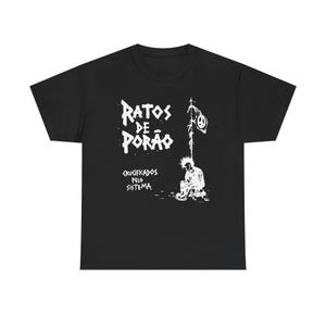 Könnte beinhalten: Schwarzes T-Shirt mit weißem Aufdruck. Das Design zeigt den Text "Ratos de Porão" und "Crucificados Pelo Sistema", zusammen mit einer Figur und einer Friedenszeichen-Flagge, für eine Punkrock-Ästhetik.