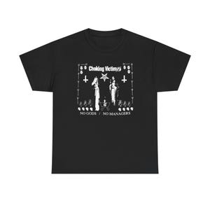 Op de afbeelding: Zwart T-shirt met een witte afbeelding met de bandnaam "Choking Victim" en de tekst "NO GODS / NO MANAGERS". Het ontwerp bevat figuren, kruisen, schedels en een ster.