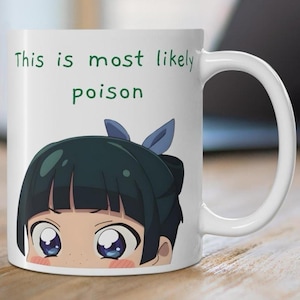 Könnte beinhalten: Weiße Keramiktasse mit einem Anime-Charakter-Design. Die Tasse trägt den grünen Text "This is most likely poison" über den Augen der Figur. Die Figur hat dunkles Haar, blaue Augen und eine blaue Schleife.