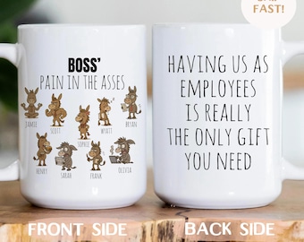Op de afbeelding: Witte keramische mok met de tekst "BOSS' PAIN IN THE ASSES" op de voorkant en "HAVING US AS EMPLOYEES IS REALLY THE ONLY GIFT YOU NEED" op de achterkant. De voorkant heeft ezel illustraties met namen van werknemers.