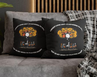 Trommelillustratie vierkante polycanvas kussensloop | Cadeau voor muzikant kantoorpartner collega