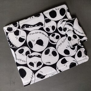 Cartera con pin de Jack Skellington, porta pin de Disney, minilibro, regalo único hecho a mano, listo para enviar, intercambio de pins, Pesadilla antes de Navidad