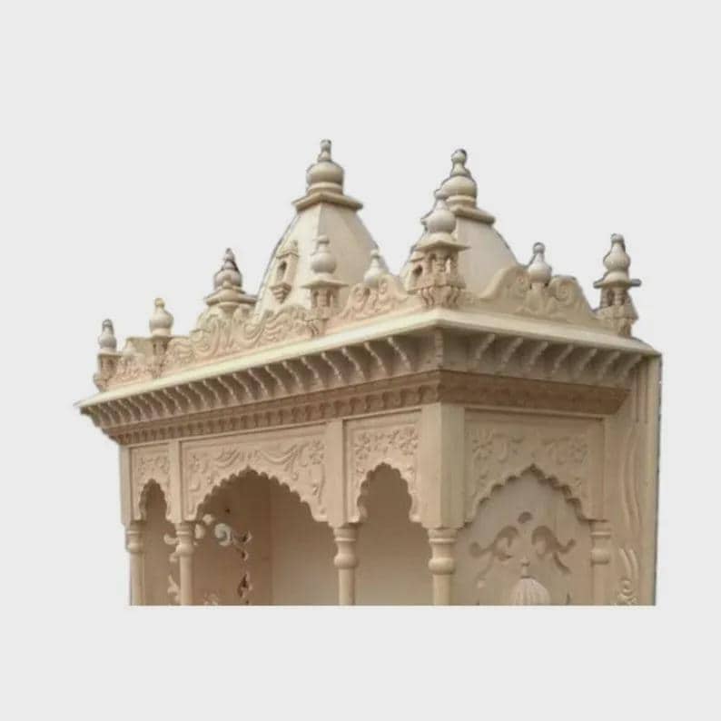 Puede incluir: Una estructura de templo de madera beige, tallada intrincadamente. El dise&ntilde;o presenta aberturas arqueadas, pilares ornamentados y tallas detalladas a lo largo de la l&iacute;nea del techo y la fachada. La estructura tiene m&uacute;ltiples agujas y elementos decorativos.