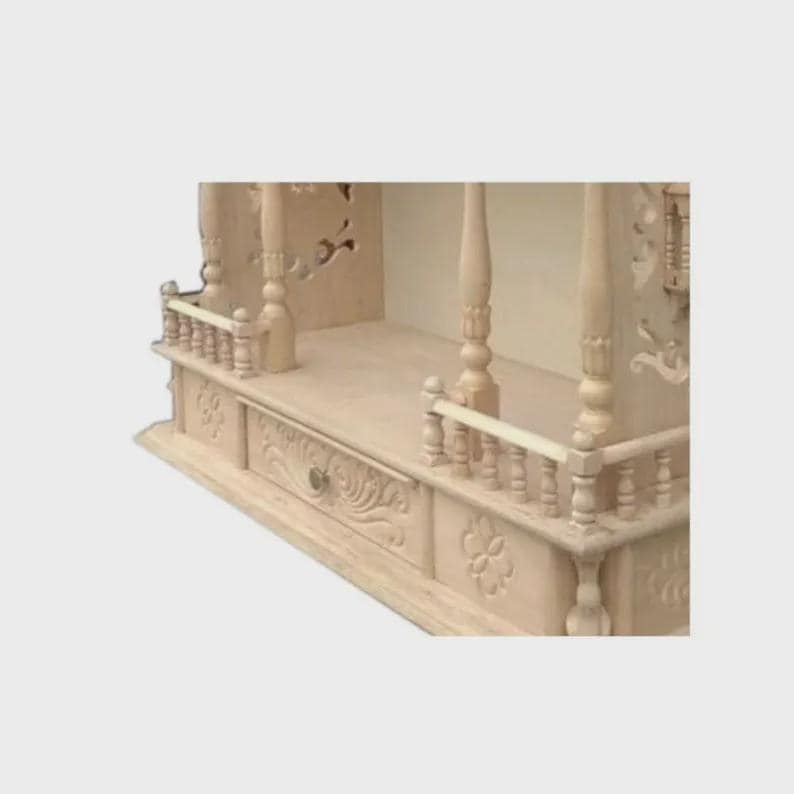 Puede incluir: Un templo de madera de color claro con intrincadas tallas. El dise&ntilde;o incluye un caj&oacute;n con pomo, patrones florales decorativos y barandillas de balaustrada. La estructura presenta pilares y una estanter&iacute;a, mostrando una artesan&iacute;a detallada.