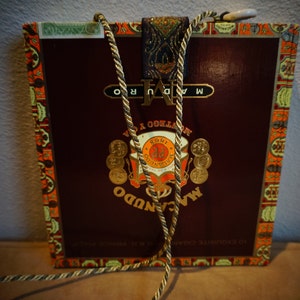 Monedero THIN Cigar Box marrón con bandolera de cordón y forro de tela personalizado