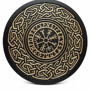 Pode incluir: Um item decorativo redondo e preto com um intrincado design viking em dourado. O design apresenta um símbolo central semelhante a uma bússola, rodeado por runas e padrões de nós. O item é provavelmente feito de madeira ou material semelhante.
