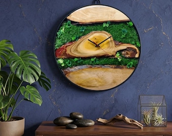 Horloge murale rustique en rondelles de bois : incrustation de mousse verte, décoration de style ferme (61 cm)