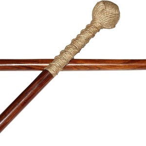 Könnte beinhalten: Ein zweiteiliger Gehstock mit einem polierten, dunkelbraunen Holzschaft mit sichtbarer Maserung. Der Griff ist mit einem kugelförmigen Affenfaustknoten aus beigem Seil versehen, das sich auch um den oberen Teil des Schaftes wickelt.
