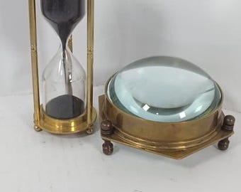 Loupe de bureau décorative en laiton vieilli avec dôme et sablier (1 minute). Style vintage antique.