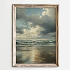 Puede incluir: Pintura de paisaje vintage enmarcada que representa una dramática escena marina. La obra presenta un cielo nublado sobre el océano, con olas rompiendo en la orilla. La pintura está en un marco de madera, lo que se suma a su estética antigua.
