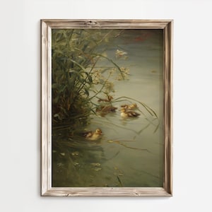 Puede incluir: Pintura vintage enmarcada que representa una serena escena de estanque. Varios patitos nadan en el agua, rodeados de juncos y plantas acuáticas. La obra de arte está en un marco de madera, mostrando una estética clásica inspirada en la naturaleza.