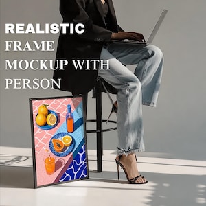 Maquetas de marcos con persona, maqueta de marco de póster moderno, maqueta de marco de obra de arte con persona, maqueta de obra de arte vertical, maqueta de marco PSD