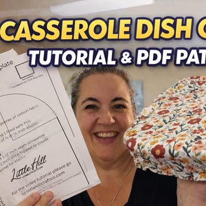 Peut inclure: Un couvercle de plat à casserole à motifs floraux rouges, jaunes et blancs. L'image présente également un tutoriel et un modèle PDF pour le couvercle. Le texte de l'image indique "CASSEROLE DISH COVER TUTORIAL & PDF PATTERN".