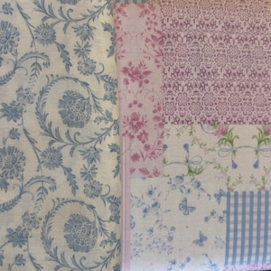 Może przedstawiać: Patchwork z wzorzystych tkanin w pastelowych odcieniach. Wzory obejmują motywy kwiatowe, grochy i kratę vichy w kolorze niebieskim, r&oacute;żowym i białym, tworząc estetykę vintage i cottagecore.