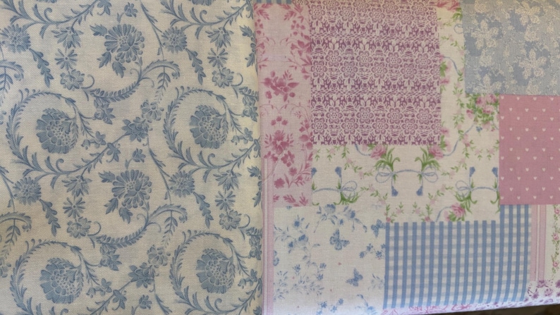 Może przedstawiać: Patchwork z wzorzystych tkanin w pastelowych odcieniach. Wzory obejmują motywy kwiatowe, grochy i kratę vichy w kolorze niebieskim, r&oacute;żowym i białym, tworząc estetykę vintage i cottagecore.