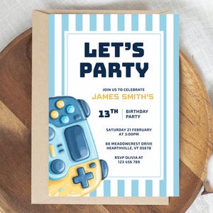 Peut inclure: Invitation de fête d'anniversaire avec un motif de manette de jeu bleue et jaune. Le carton a une bordure à rayures bleues et blanches et le texte "LET'S PARTY" en bleu marine. Pour le 13e anniversaire de James Smith.