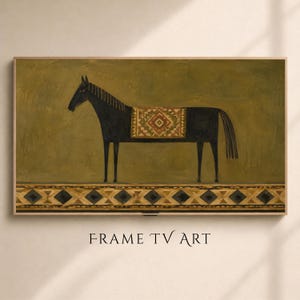 Könnte beinhalten: Ein rechteckiges gerahmtes Wandbild, das ein schwarzes Pferd im Profil vor einem gedämpften olivgrünen Hintergrund zeigt. Das Pferd trägt eine gemusterte Satteldecke mit geometrischen Formen. Unten zeigt eine Zierleiste Rautenmuster.