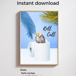 Puede incluir: Impresión enmarcada con un erizo con corona de flores sobre un rollo de papel higiénico. El texto "Roll Call" está escrito en cursiva. Fondo azul claro con hojas de palmera. Disponible en formatos A4, A3 y 27.94x35.56 cm.