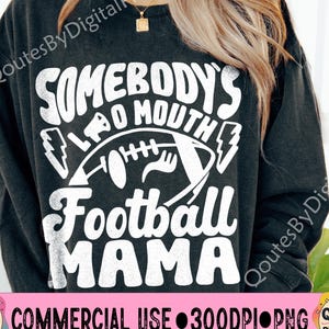 Loud Mouth Football Mama PNG : Design de maillot de maman sportive (téléchargement numérique)