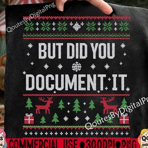 Könnte beinhalten: Schwarzes T-Shirt mit festlichem Design. Der Text "BUT DID YOU DOCUMENT IT." ist in Weiß dargestellt. Das Design umfasst Schneeflocken, Rentiere, Weihnachtsbäume und Geschenkboxen in Rot und Grün.