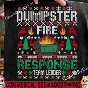 Pode incluir: Camiseta preta com um design festivo. O design apresenta as palavras "DUMPSTER FIRE" acima de um gráfico de uma lixeira em chamas, com as palavras "RESPONSE TEAM LEADER" abaixo. O design inclui flocos de neve, renas e gráficos de árvores de Natal.