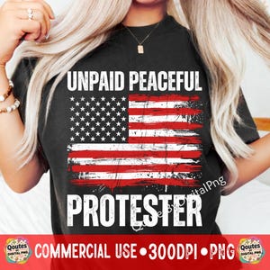 Może przedstawiać: Zestaw trzech ceramicznych kubków z nakrapianym, matowym wykończeniem. Kubki są w odcieniach kremowym, jasnoszarym i ciemnoszarym. Każdy kubek ma prosty, minimalistyczny design i zaokrąglony uchwyt. Do kawy, herbaty lub innych napojów.