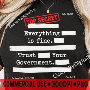 Peut inclure: T-shirt noir avec l'inscription blanche "Everything is fine. Trust Your Government.", partiellement cachée par des barres blanches. Un tampon "TOP SECRET" est en haut. Le t-shirt affiche également "Declassified: 12/03/1988".