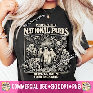 Puede incluir: Una taza de cerámica blanca con un asa negra y el texto "But First, Coffee" en negrita negra. La taza está sobre una superficie blanca. La taza mide aproximadamente 10 cm de alto.