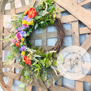 Corona floral colorida y verde para uso diario: decoración neutra para puertas, ideal para el hogar y para todas las estaciones.