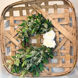 Corona floral blanca clásica para uso diario: decoración neutra para puertas, ideal para el hogar y para todas las estaciones.