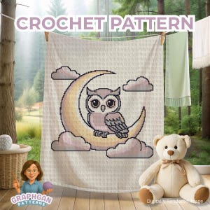 Puede incluir: Un patrón de ganchillo con un búho sentado en una luna creciente, rodeado de nubes. Las palabras "CROCHET PATTERN" están en la parte superior. El diseño es en tonos suaves de rosa, crema y gris, sobre un fondo blanco. Un oso de peluche está en primer plano.