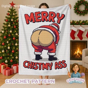 Puede incluir: Manta blanca con una imagen pixelada de la parte trasera de Papá Noel, con un traje rojo. La manta tiene las palabras "MERRY" y "CHISTMY ASS" en letras pixeladas rojas. Las palabras "CROCHET PATTERN" están en la parte inferior.