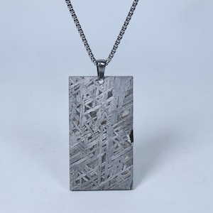 Collar con colgante de meteorito, diseño único de Widmanstätten, letra personalizada (50 mm x 28 mm)