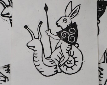 Mini grabado en linóleo hecho a mano de un conejo medieval montando un caracol.