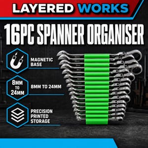 Op de afbeelding: Een 16-delige sleutelorganizer-set met zilverkleurige metalen ratelsleutels met felgroene grepen, variërend van 8mm tot 24mm. De tekst luidt LAYERED WORKS, 16PC SPANNER ORGANISER, MAGNETIC BASE, 8MM TO 24MM en PRECISION PRINTED STORAGE.