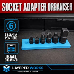 Könnte beinhalten: Ein hellblauer, rechteckiger Steckschlüssel-Adapter-Organizer mit sechs schwarzen Metalladaptern in einer Reihe. Das Bild enthält den Text SOCKET ADAPTER ORGANISER, 6 ADAPTER POSITIONS, DRAWER ORGANISER und LAYERED WORKS PRECISION PRINTED STORAGE.