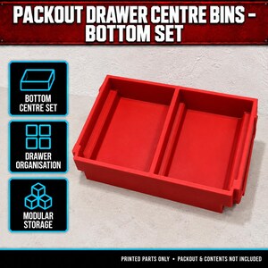 Könnte beinhalten: Ein roter rechteckiger Aufbewahrungsbehälter mit einer mittigen Trennwand, beschriftet mit PACKOUT DRAWER CENTRE BINS - BOTTOM SET. Das Bild enthält drei schwarze Symbole mit blauen Umrandungen, beschriftet mit BOTTOM CENTRE SET, DRAWER ORGANISATION und MODULAR STORAGE.