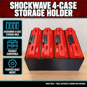 Puede incluir: Un soporte de almacenamiento negro que contiene cuatro estuches rectangulares rojos con cierres negros. El texto SHOCKWAVE 4-CASE STORAGE HOLDER está en la parte superior. Tres cajas con borde azul a la izquierda muestran iconos y el texto SHOCKWAVE 4-CASE STORAGE HOLD, PACKOUT COMPATIBLE y PURPOSE-BUILT INSERT. El texto inferior dice INSERT ONLY - TOOLS, BATTERIES & PACKOUT NOT INCLUDED.
