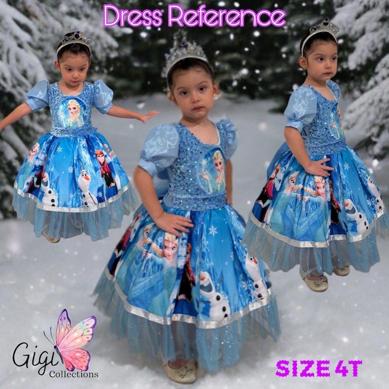 K&ouml;nnte beinhalten: Blau-wei&szlig;es Kleid mit Figuren aus dem Film Frozen. Das Kleid hat ein paillettenbesetztes Oberteil, kurze &Auml;rmel und einen weiten Rock mit Bildern von Elsa, Anna und Olaf. Der Text "Dress Reference" und "SIZE 4T" sind sichtbar.