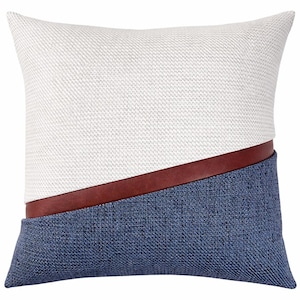 Mora, kussensloop met geweven textuur | Wit en denimblauw | Cognacleeraccent | Premium performance bekledingsstof | Onzichtbare ritssluiting