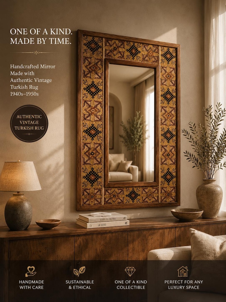 Puede incluir: Un espejo de pared rectangular con un marco de madera incrustado con tela de alfombra turca vintage aut&eacute;ntica de los a&ntilde;os 1940-1950. La tela muestra un patr&oacute;n geom&eacute;trico repetitivo en tonos marr&oacute;n, negro y beige. El texto dice: ONE OF A KIND. MADE BY TIME. Handcrafted Mirror Made with Authentic Vintage Turkish Rug 1940s-1950s.