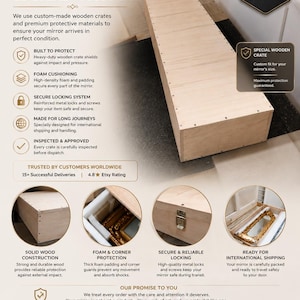 Puede incluir: Una caja de madera rectangular de color claro para el transporte de espejos. La imagen muestra texto que detalla las caracter&iacute;sticas del embalaje, incluyendo acolchado de espuma, cierres met&aacute;licos y construcci&oacute;n de madera maciza.