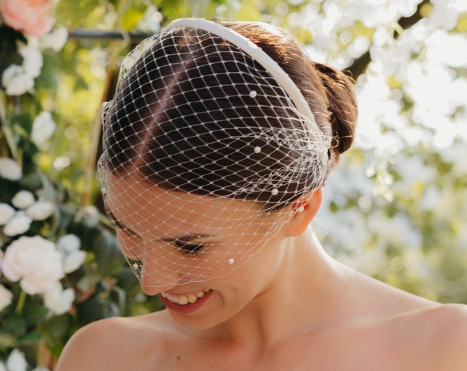 Pearl Veil Short Veiled Headband with Scattered Pearls Veil Headband Bridal Birdcage Veil Fascinator Wedding Guest Headpiece