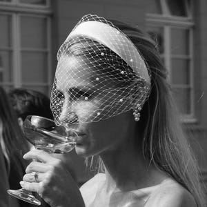 Hoofdband bruidsvogelkooisluier: hoofddeksel burgerlijk huwelijk gesluierde tovenaar voor gerechtsgebouwbruiloft