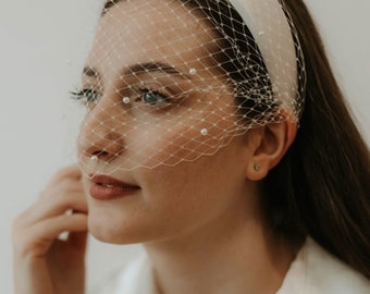 Diadema de velo de jaula de pájaros con perlas, velo de diadema de satén, velo de jaula de pájaros corto, diadema de velo de boda fascinador de jaula de pájaros