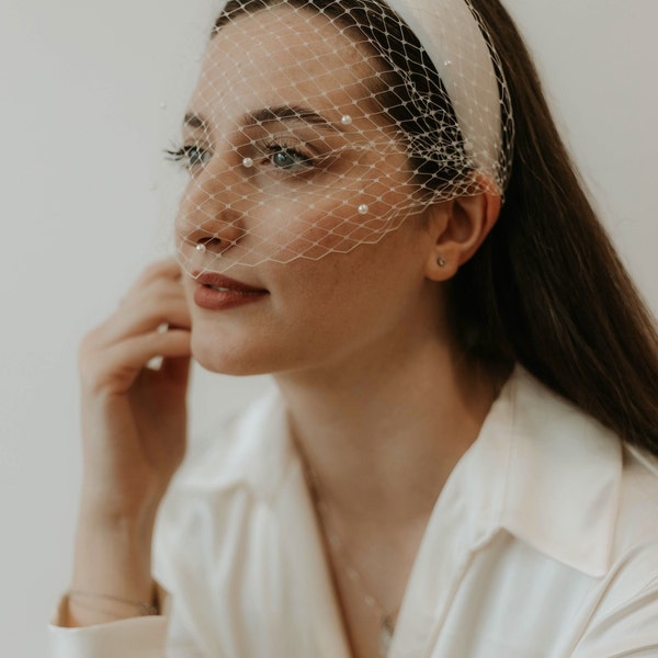 Diadema de velo de jaula de pájaros con perlas, velo de diadema de satén, velo de jaula de pájaros corto, diadema de velo de boda fascinador de jaula de pájaros